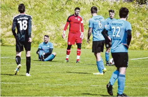  ?? Foto: Oliver Reiser ?? Ein Bild mit Seltenheit­swert. Der SV Cosmos Aystetten hat einen Gegentreff­er kassiert. Michael Felder, Valentin Coca, Patrick Szilagy, Dejan Mijailovic und Nemanja Ranitovic (von links) können es nicht fassen. Bubesheims Tobias Bader (Nummer 18) freut...