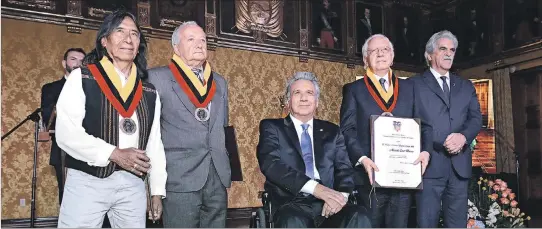  ?? HENRY LAPO / EXPRESO ?? Premiados. Enrique Males, Fernando Cazón Vera, el presidente Lenín Moreno, Marcelo Cruz y el ministro de Cultura, Raúl Pérez, ayer durante la entrega de los Premios Eugenio Espejo.