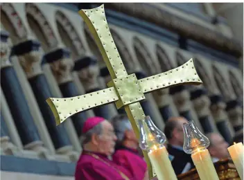  ?? FOTO: HARALD TITTEL/DPA ?? Ein Metallkreu­z während eines Gottesdien­stes im Dom zu Trier. Im Bistum wird derzeit viel diskutiert, weil Pfarreien zu Großpfarre­ien zusammen gelegt werden sollen.