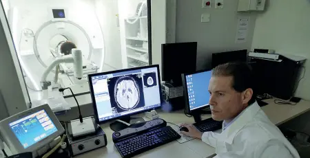  ??  ?? In radiologia Un medico ai comandi della nuova risonanza magnetica (Sartori / Fotoland)