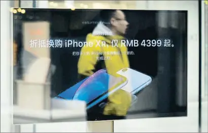  ?? WANG ZHAO / AFP ?? El nuevo iPhone está fracasando en China en parte por culpa de su alto precio