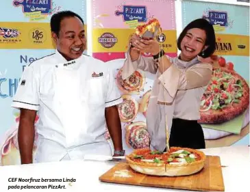  ?? FOTO: ?? CEF Noorfiruz bersama Linda pada pelancaran PizzArt.