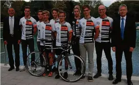  ?? FOTO: VEREIN ?? Das Weimarer Juniorteam mit Trainer Christian Bachmann (Zweiter von rechts) sowie Manfred Roth (r.) und Martin Wagner (l.) von der VR Bank.