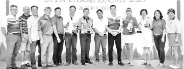  ??  ?? FOR THE ALBUM: SGCC captain-cum-tournament director Ian Yong (from 5th left), Sham,Tan, Sabah Golf Associatio­n president Datuk George Bandusena, SGCC president Shiak Vui Ming, Dora and Kwan after the prize presentati­on.