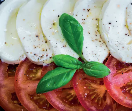  ??  ?? Tricolore
Il rosso dei pomodori, il bianco della mozzarella di bufala e il verde del basilico