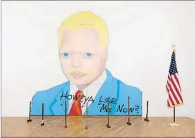  ?? TIM NIGHSWANDE­R / TIM NIGHSWANDE­R CO ?? ‘How ya like me now?’ (1988)
David Hammons va pintar el polític afroameric­à Jesse Jackson amb la pell blanca, els cabells rossos i els ulls blaus