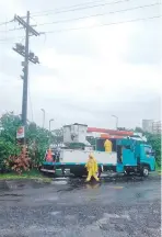  ?? ?? Técnicos de la ANDE trabajaron bajo la lluvia para reponer el servicio eléctrico.