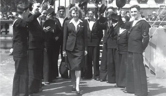  ?? GETTY ?? Vera Lynn surounded by troops as she arrives in Trafalgar Square, London, in June 1943. Below, Dame Vera in 2009.