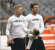  ?? David Banks / Associated Press ?? Jets quarterbac­k Josh McCown, left, will start in place of the injured Sam Darnold on Sunday against the Bills.