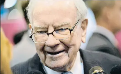  ?? RICK WILKING / REUTERS ?? Warren Buffett, de Berkshire Hathaway, invierte un quinto de su riqueza en Apple