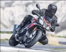  ??  ?? Si la robe de l’Aprilia Tuono ne change pas, cette nouvelle version évolue par petites touches pour gagner encore en efficacité.