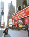  ??  ?? „Harte Zeiten gehen vorbei. Harte Typen bleiben“steht am Times Square.