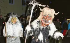  ?? Foto: Maskenmuse­um ?? Sehen gruselig aus, sind aber handzahm: Die Diedorfer Perchten treffen sich am kommenden Samstag, 5. Januar, wieder zu einem Spektakel hinter der Schmuttert­alhalle.