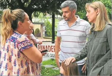  ?? PRENSA CAMBIEMOS ?? TIMBREO. Marcos Peña y Gladys González, ayer hablando con vecinos durante la recorrida por Wilde.