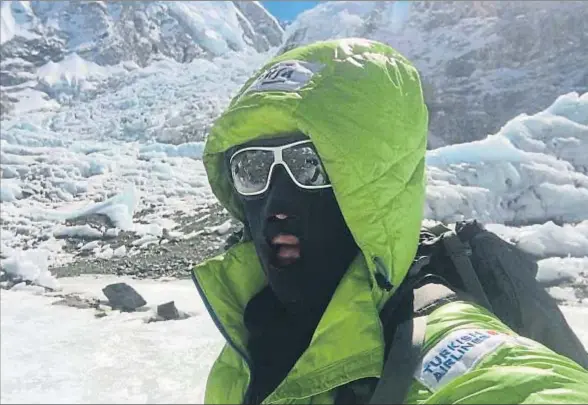  ?? ALEX TXIKON ?? Alex Txikon en la zona de la cascada del Khumbu, en la ascensión al Everest