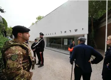  ?? ?? Italian Carabinier­i police and a soldier guard the Israeli national pavilion at the Biennale contempora­ry art fair in Venice