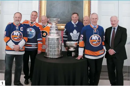  ??  ?? 1. Bryan Trottier, Paul Coffey, Bernard Parent, Frank Mahovlich, Dave Keon et Mike Bossy, qui totalisent 26 coupes Stanley, ont été accueillis par le gouverneur général du Canada David Johnston à Rideau Hall, à Ottawa, hier. 2. Ce jeune homme lit...