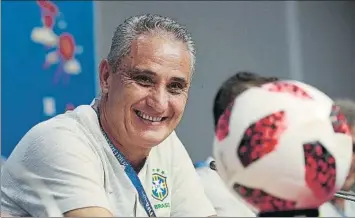  ?? FOTO: EFE ?? Tite se muestra sonriente durante la rueda de prensa previa al Brasil-México