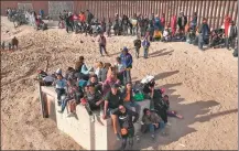  ?? LOKMAN VURAL ELIBOL VIA GETTY IMAGES ?? Groups of migrants arrive at the Rio Grande in Ciudad Juarez, Mexico, waiting to cross it and surrender to the US authoritie­s, on Tuesday.