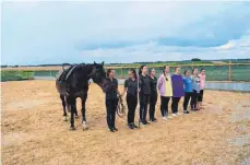  ?? FOTO: VRZ ?? Jeden Montag haben sechs Schülerinn­en der Konrad-Biesalski-Schule Wört sich beim Voltigier- und Reitverein Zöbingen an große Pferde gewagt. Mit Erfolg.