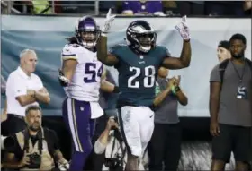  ?? MATT ROURKE — THE ASSOCIATED PRESS ?? Philadelph­ia Eagles’ Wendell Smallwood (28) reacts after scoring a touchdown against Minnesota Vikings’ Eric Kendricks (54) during the second half of an NFL football game Sunday.