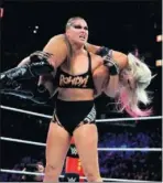  ??  ?? Rousey levanta a Bliss.