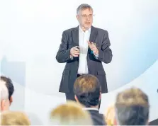  ??  ?? Keynoter Gunter Dueck (Omnisophie): „Alle Kompetenze­n verschiebe­n sich.“