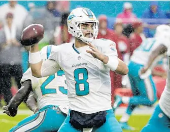  ?? WILFREDO LEE/AP ?? Dolphins quarterbac­k Matt Moore, who hadn’t started in five years, replaced Ryan Tannehill after his knee injury Sunday and completed 3 of 5 passes for 47 yards, including a 29-yarder that set up the game-winning field goal.