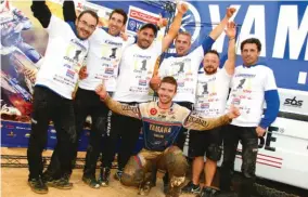  ??  ?? Le clan Yamaha a fêté le titre E2 de Loïc Larrieu, le deuxième en deux saisons. Jérémy Joly et Manu Albepart complètent le trio de tête de la catégorie.