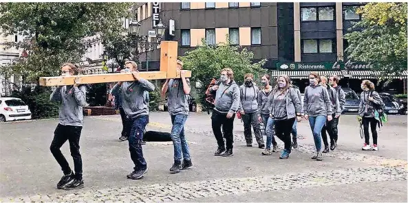  ?? FOTO: EVA GOLDBACH ?? Mit der Pilger-Aktion wollten die Jugendlich­en auf sich aufmerksam machen – und um Spenden werben.