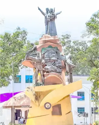  ?? ROMAN PROSPERO ?? Tribute A heritage monument adorns the Cagayan de Oro municipal hall.
