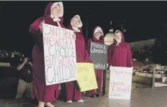  ??  ?? 0 Pro-choice campaigner­s outside the Alabama Statehouse