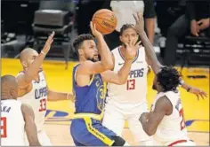  ??  ?? Curry lanza ante la defensa de Beverly, George, Batum e Ibaka.