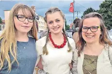  ?? FOTO: EVA HEGGEMANN ?? Die Monheimer Jugendparl­amentsvors­itzende Pia Schneider (r.) traf in Malbork Kinga (l.) und Patrycja vom dortigen Jugendstad­trat.
