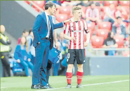  ?? FOTO: JUAN ECHEVERRÍA ?? Final Ziganda da instruccio­nes a Muniain en un momento de su último partido en San Mamés contra el Espanyol