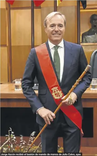  ??  ?? Jorge Azcón recibió el bastón de mando de manos de Julio Calvo, ayer.