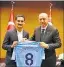  ?? [ Reuters ] ?? Ein Foto und unendlich viel Gesprächss­toff: Gündogan˘ mit Erdogan.˘