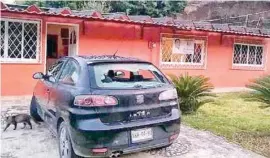  ??  ?? DISPAROS. El auto del candidato a alcalde recibió varios impactos de bala.