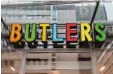  ?? Foto: Paul Zinken, dpa ?? Markenzeic­hen von Butlers: die bunten Buchstaben.
