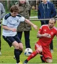  ?? Foto: Luis Bauer ?? Torschütze­n unter sich: Links Ehekir chens Florian Wenger, rechts Merings Manuel Müller, der zwei Elfmeter ver wandelte.