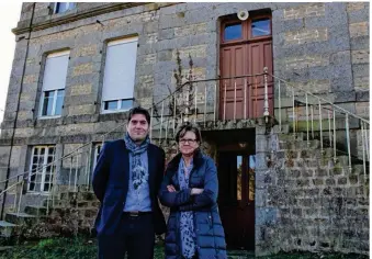  ??  ?? Jérôme Nury et Josette Porquet, devant l’ancien presbytère.