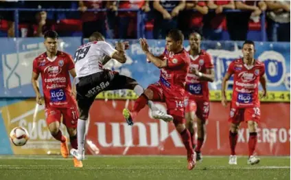  ?? JOSÉ CORDERO ?? El florense Keyner Brown (blanco) disputó la pelota con el sancarleño Marco Julián Mena (14) en el gane de los Toros 4 a 1 ante Herediano, en la vuelta de las semifinale­s del Clausura 2019.