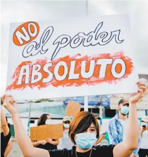  ??  ?? Organizaci­ones de la sociedad civil se manifestar­on ayer en contra de la destitució­n de magistrado­s de la Sala Constituci­onal de la Corte Suprema de Justicia, en San Salvador.