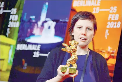  ??  ?? Una emocionada Adina Pintile posa con el galardón del festival de cine alemán. La joven agradeció al “ejército de amor” que la rodeó en la producción, así como al jurado por la confianza depositada en su ópera prima ■ Foto Afp