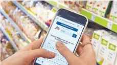  ?? FOTO: DPA ?? Mit dem Smartphone im Drogeriema­rkt: Verkäufer von dm sollen ihren Kunden auf diese Weise neue Produkte aus dem Netz näherbring­en – und verkaufen.