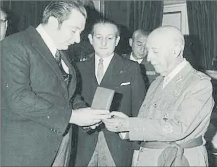  ?? FOTO: MD ?? Agustí Montal entregó a Francisco Franco la medalla de oro de las Bodas de Platino el 27 de febrero de 1974 en el Palacio del Pardo