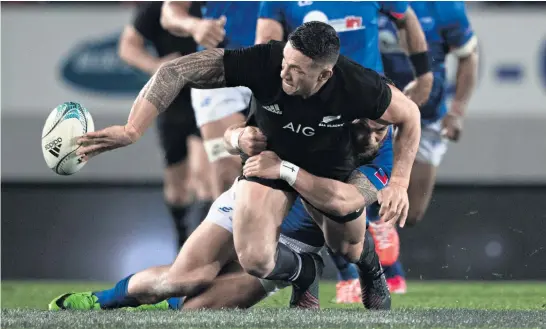  ?? Picture / Brett Phibbs ?? Sonny Bill Williams demonstrat­es the kind of offload that made the All Blacks a constant threat during last night’s test.