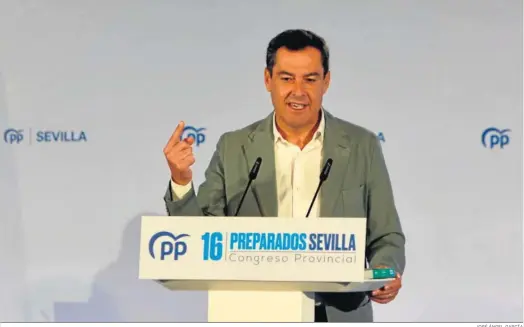  ?? JOSÉ ÁNGEL GARCÍA ?? El presidente de la Junta, Juanma Moreno, en la clausura del congreso provincial del PP de Sevilla celebrado ayer.