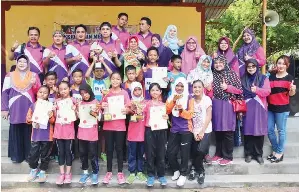  ??  ?? PASUKAN Sekolah Kebangsaan Bebuloh muncul juara kategori sekolah rendah Kejohanan Merentas Desa MSSWP Labuan 2017. Turut kelihatan Dayang Damit (kiri).