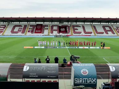  ?? (Lapresse) ?? Entrata in campo Cittadella e Cremonese in uno stadio Tombolato deserto